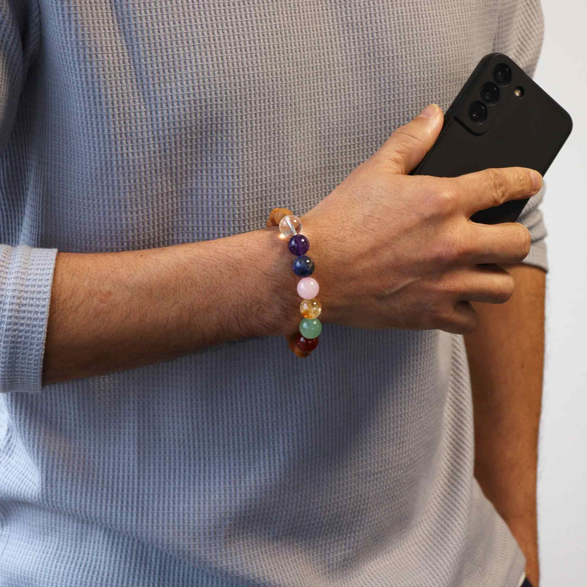 Bracciale in legno di cedro con pietre dei sette chakra