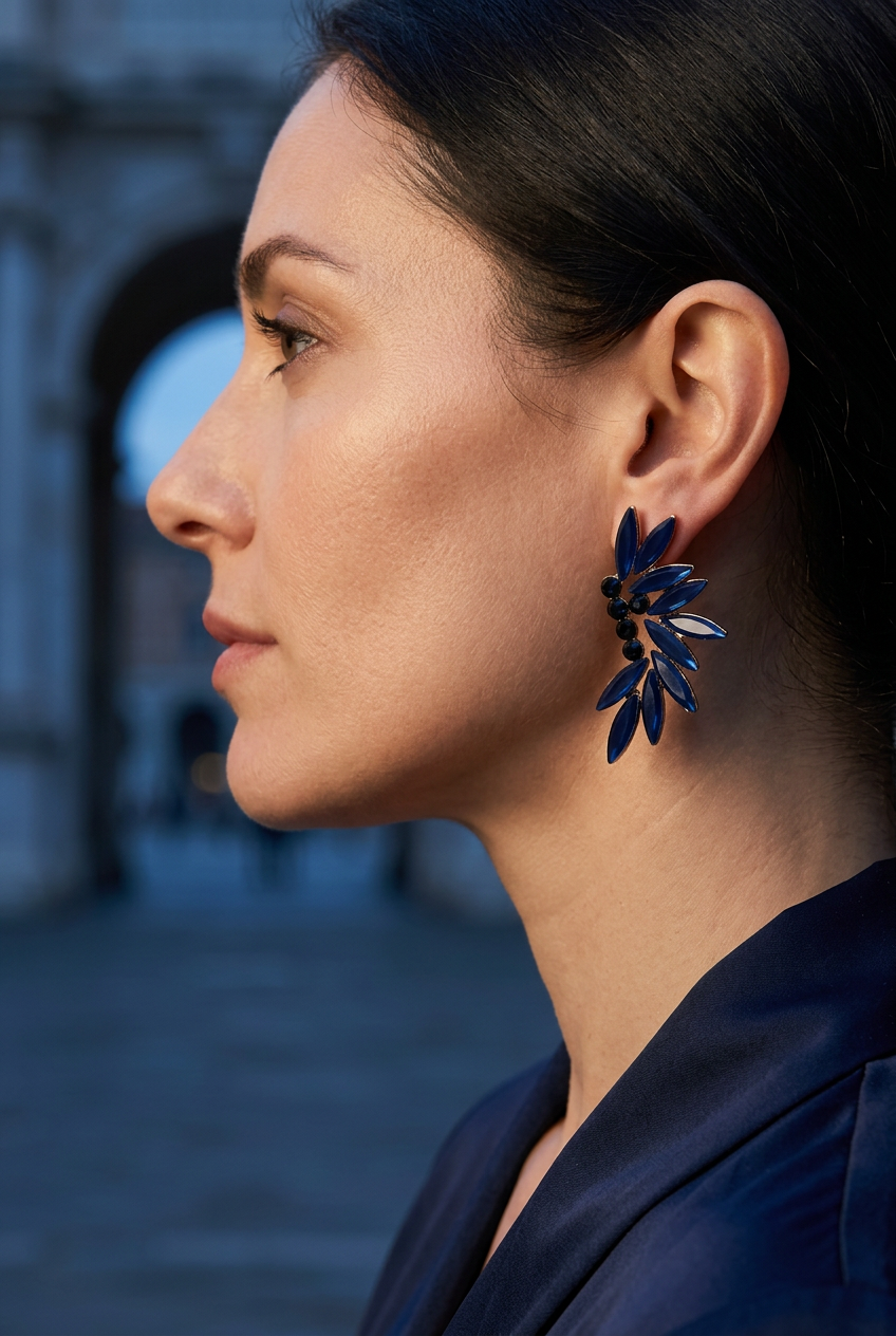Orecchini in vetro blu reale indossati da una modella