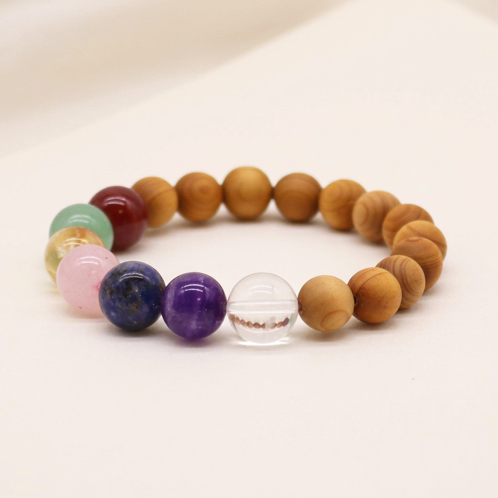 Bracciale con perle in legno di cedro e sette pietre colorate su sfondo avorio